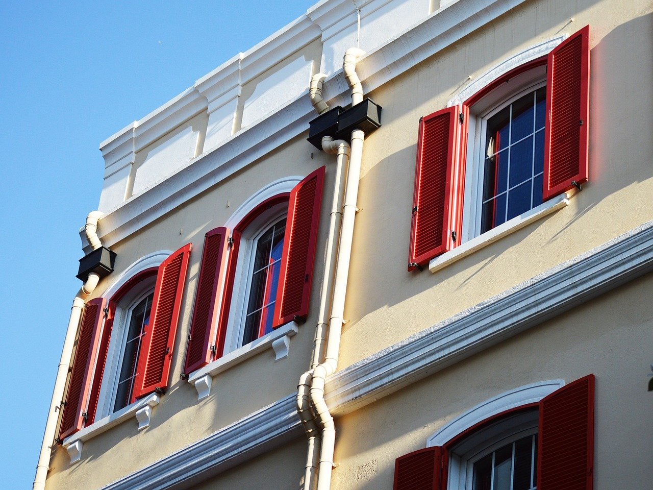 red, shutters, windows-1287825.jpg